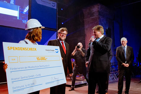 Die Kramer Gruppe überreicht dem Förderverein der Musikschule Dortmund einen Spendencheck über 10.000€.
