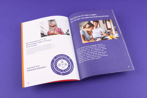 Blick in die Broschüre auf violetten Hintergrund.
