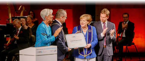 OCCASEO inszeniert die Verleihung der Ehrendoktorwürde an Bundeskanzlerin Angela Merkel. Festakt mit hochrangigen Politikern erforderte Sicherheitskonzept.