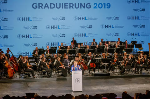 Angela Merkel steht nach Auszeichnung mit Ehrendoktorwürde vor dem Gewandhausorchester in der Oper Leipzig und hält eine Rede.