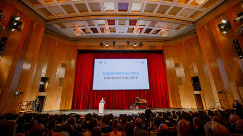 Weitwinkelaufnahme der Bühne der Oper zu Leipzig während der HHL-Graduierung 2019.