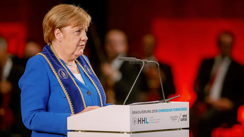 Angela Merkel hält nach der Verleihung der Ehrendoktorwürde eine Ansprache an die Absolventen der HHL.