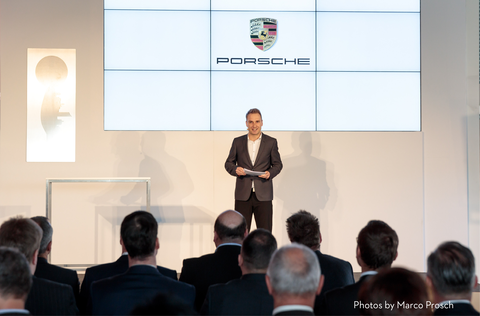 Der Moderator Jan Kaufhold vom Sachsen Fernsehen spricht auf der Bühne der Pressekonferenz für die Eröffnung des Porsche-Ausbildungszentrums in Leipzig.