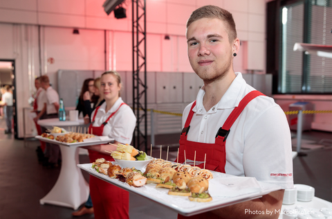 Die Auszubildenden des Porsche Werks Leipzig servierten ihren Gästen auch die kulinarische Verpflegung während der Veranstaltung.
