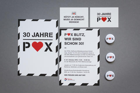 Kommunikationsmittel im Event-Design: Postkarten, Ansteckbuttons und Sticker mit dem Veranstaltungsslogan „30 Jahre POX“.