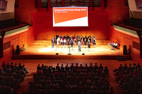 Auf der großen Bühne der Händelhalle in Halle (Saale) moderiert Laura Hempel. Der Bürgerchor Hohe Vier e.V. sorgt für musikalische Untermalung.