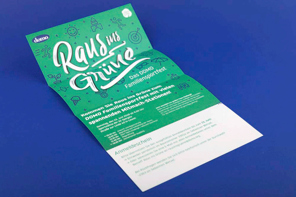 Die grüne, faltbare Save-the-Date Karte für das DOMO Familien-Sportfest im integrierten Event-Design.