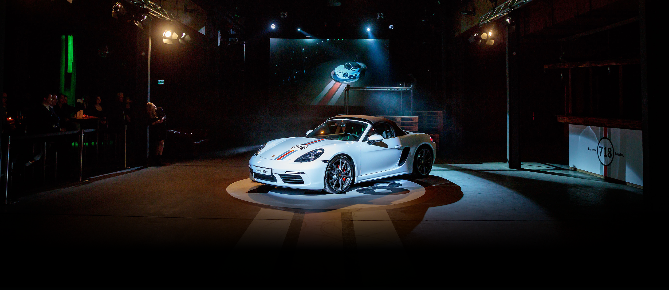 Der Porsche Boxster 718 wird spektakulär im Zentrum des Raumes präsentiert und mit Showlights inszeniert.