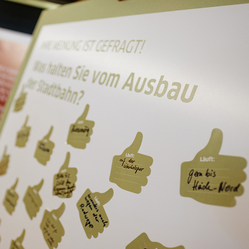 Abstimmtafel mit grünen Daumen-Hoch-Aufklebern.