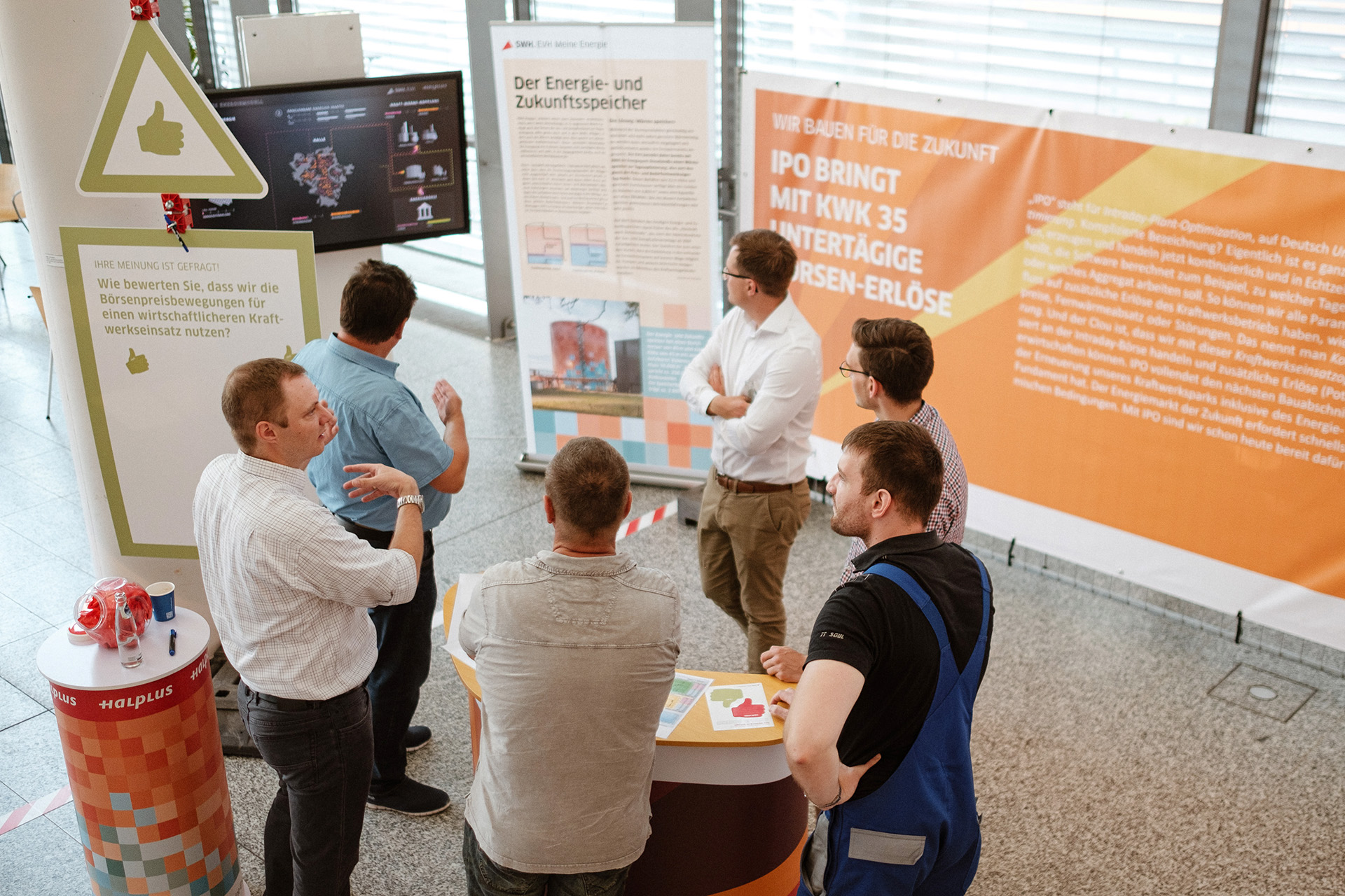 Das Foyer der Händelhalle, dekoriert als Projekt-Bauplatz – Mitarbeiten sollen Unternehmenskultur mitgestalten und können hier Feedback zu einzelnen Projekten geben.
