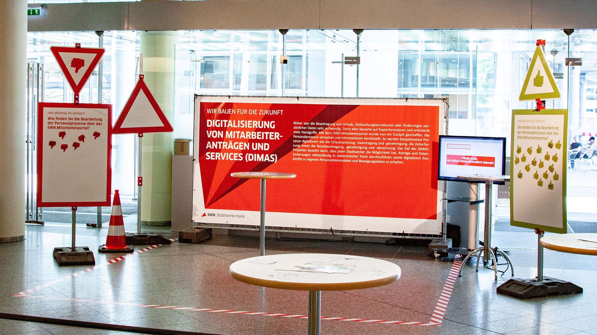 Die Digitalisierung von Mitarbeiteranträgen war Inhalt dieses Plakates. Hier hatten die Mitarbeiter die Möglichkeit ihr Feedback mithilfe von Aufklebern abzugeben.
