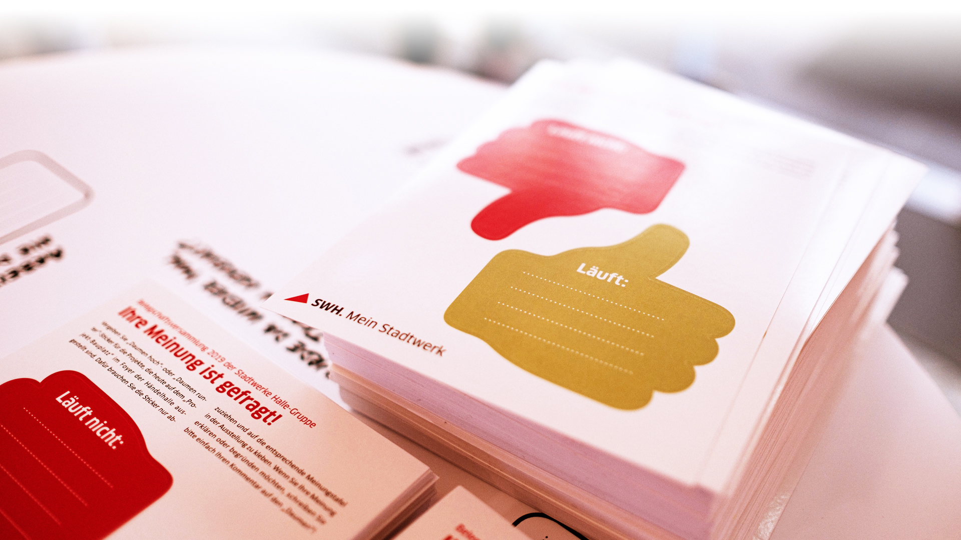 Feedback-Sticker mit Daumen-Hoch- sowie Daumen-Runter-Motiven dienen den Event-Teilnehmern der Betriebsversammlung als Feedback-Tool.