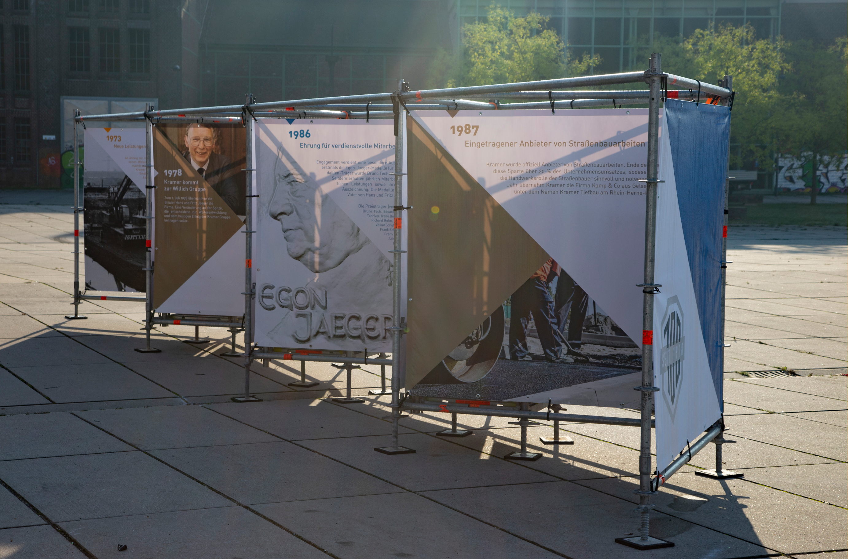 Gerüstbau-Elemente wurden zum Design Piece und Hingucker. Hier ist die Geschichte der Kramer Gruppe auf den Ausstellungsbannern dargestellt.