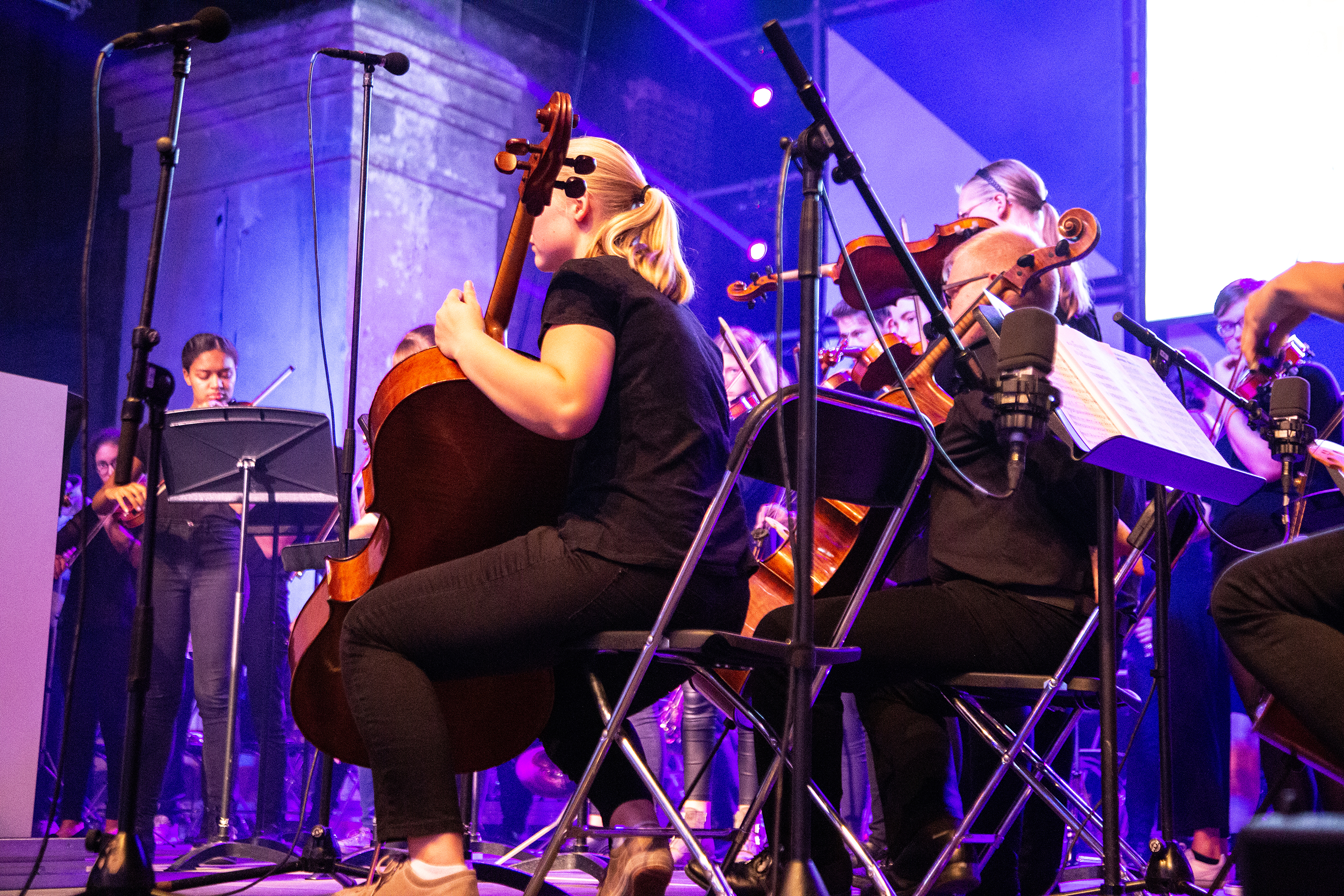 Im Vordergrund sieht man einen Teil der 60 Musiker des Dortmunder Jugendsinfonieorchesters.