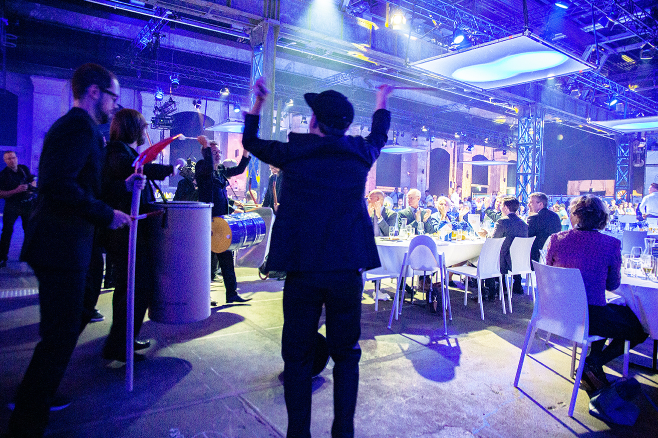 Die Groove Onkels musizieren passend zum Event-Thema: Percussion mit Tonnen und Baustellen-Ausrüstung.