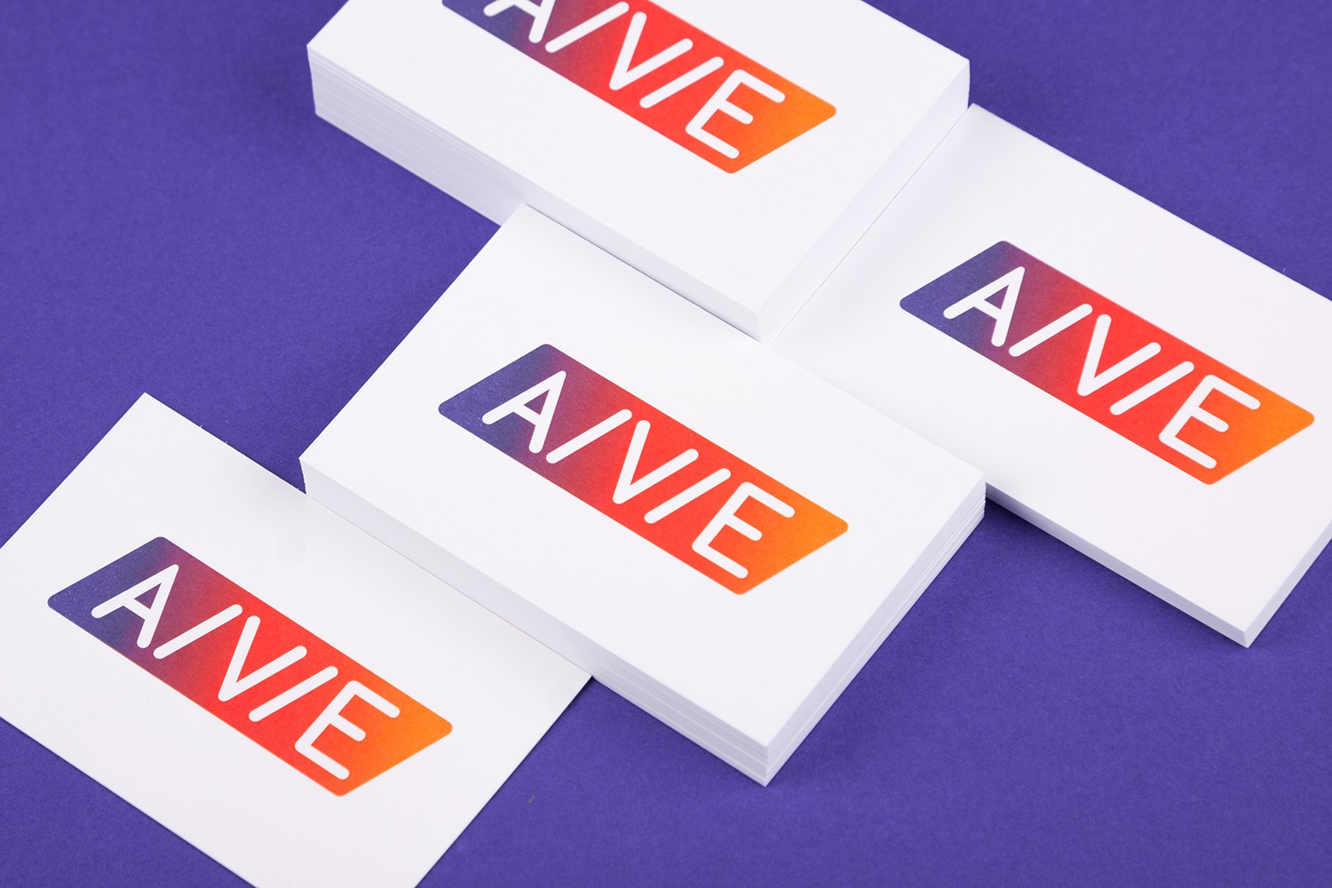 Die Visitenkarten überzeugen durch ihre schlichte Eleganz und vermitteln schnell den Überblick über alle relevanten Daten. Haptische Raffinesse wird durch das Papier Design Offset in 300 g/m² Brillantweiß erzielt.