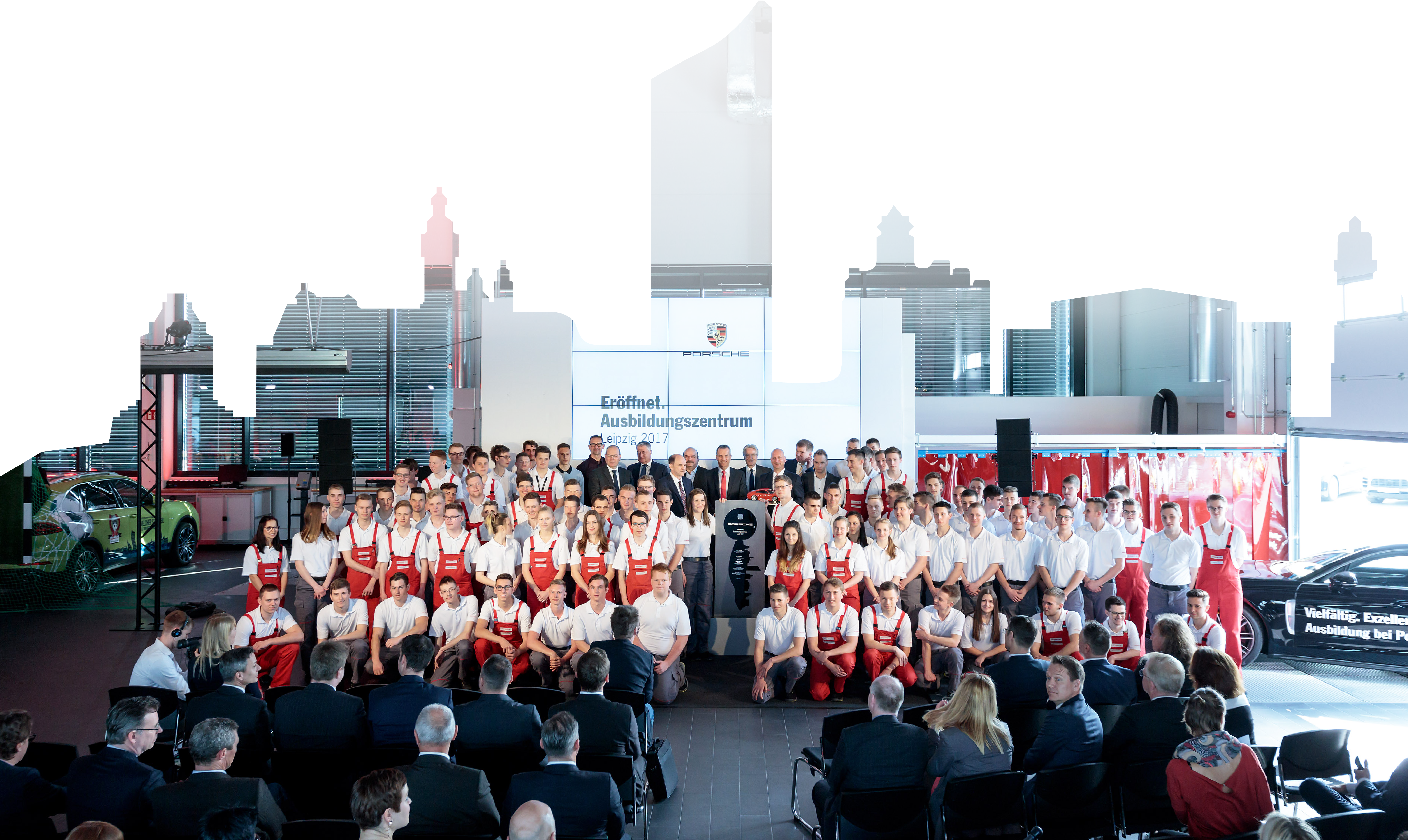 Eine Fotomontage kombiniert die Silhouette der Leipziger City mit einem Gruppenbild von Teilnehmern der Eröffnung des Porsche-Ausbildungszentrums.