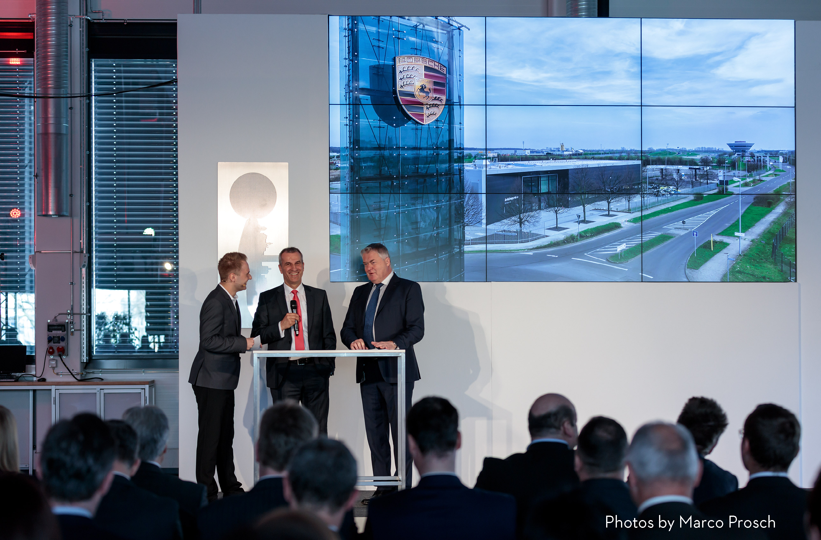 Kurz­wei­lige Experten-Gespräche, mode­rierte Talks und Inter­views stellten den Dialog aller Betei­ligten in den Vorder­grund. Moderator Jan Kaufhold interviewte unter anderen Projekt-Protagonisten wie den Vorsitzenden Geschäftsführer der Porsche Leipzig GmbH oder den Vorstand Produktion und Logistik der Porsche AG.