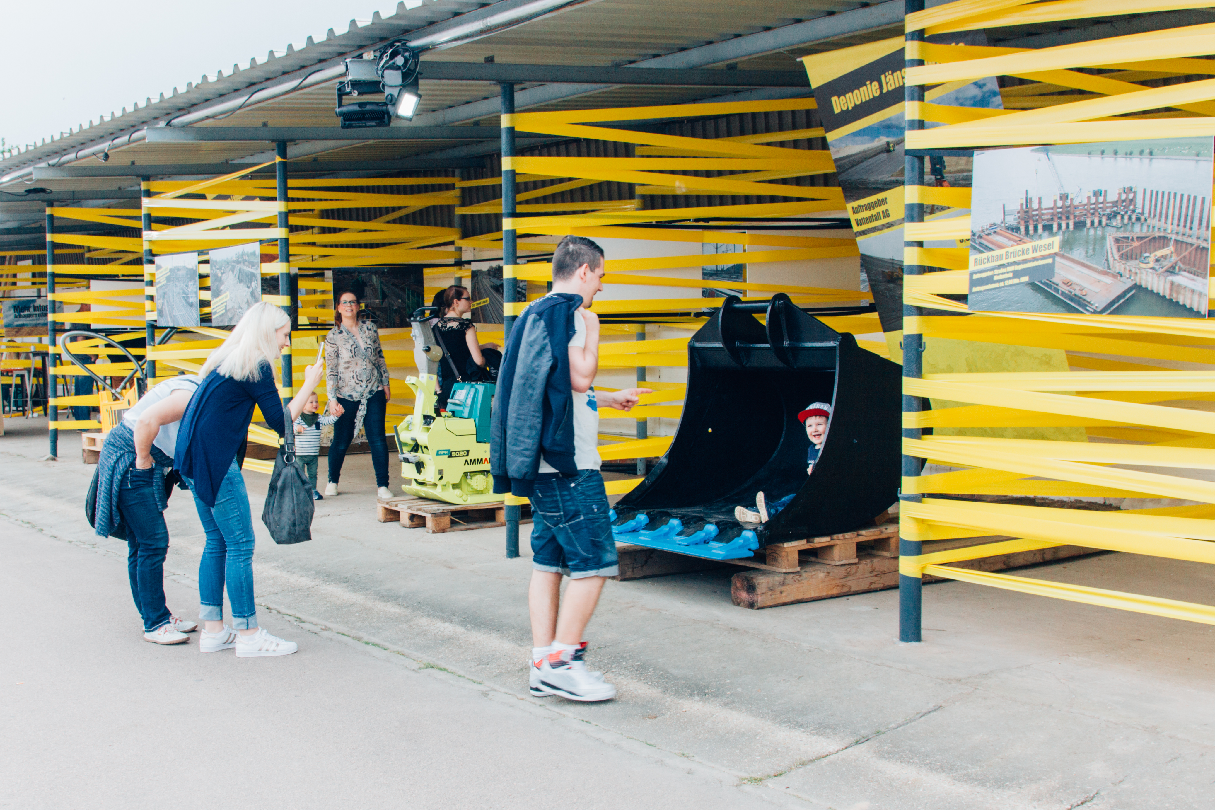 Eine temporäre Ausstellung zeigt Meilenstein-Projekte auf dem Festgelände. Einige Ausstellungsobjekte dienen als Foto-Kulisse.
