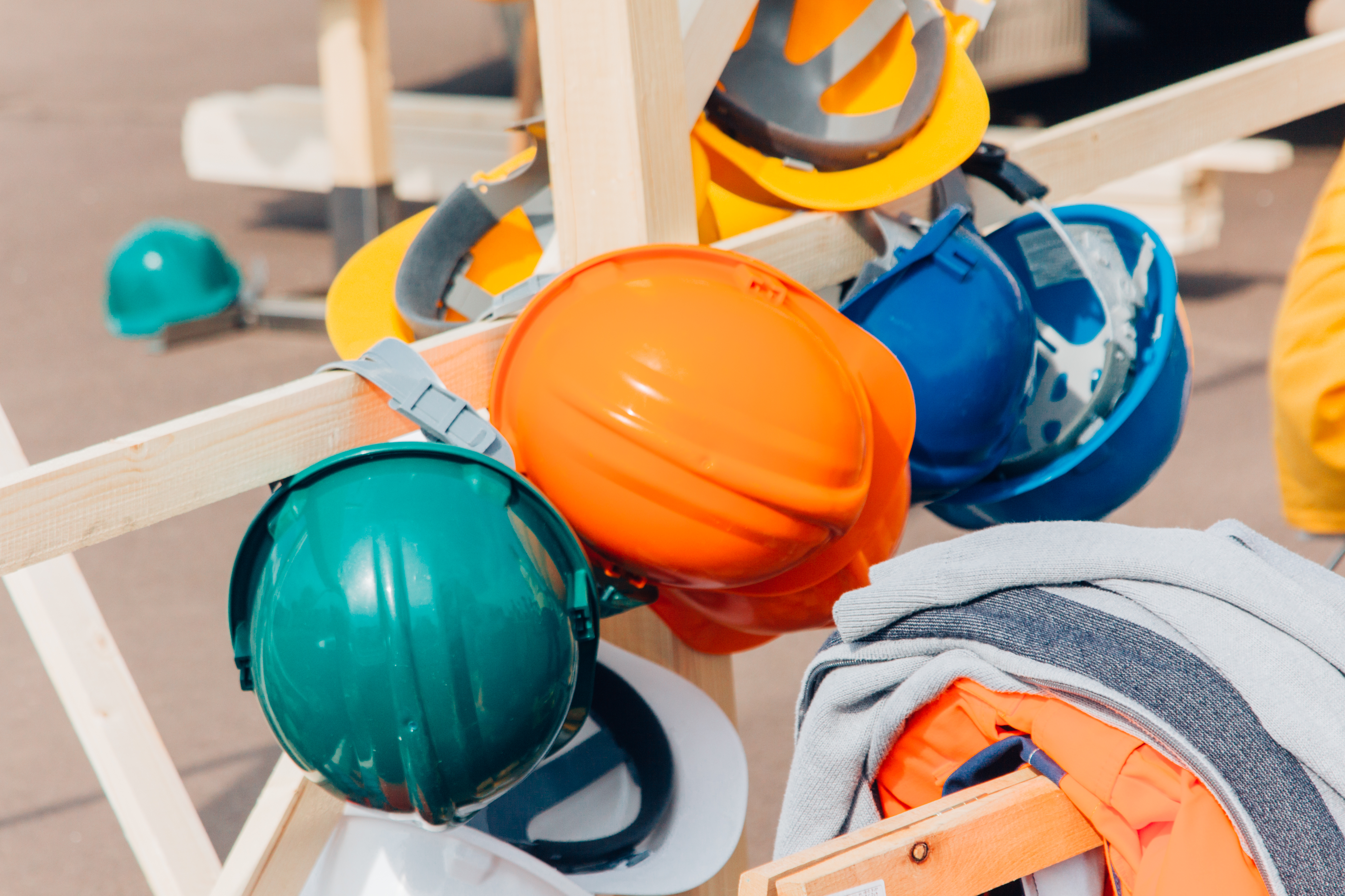 Für die Event-Aktion erhalten die Teilnehmer farbig unterschiedliche Bauhelme gemäß ihrer jeweiligen Team-Zugehörigkeit.
