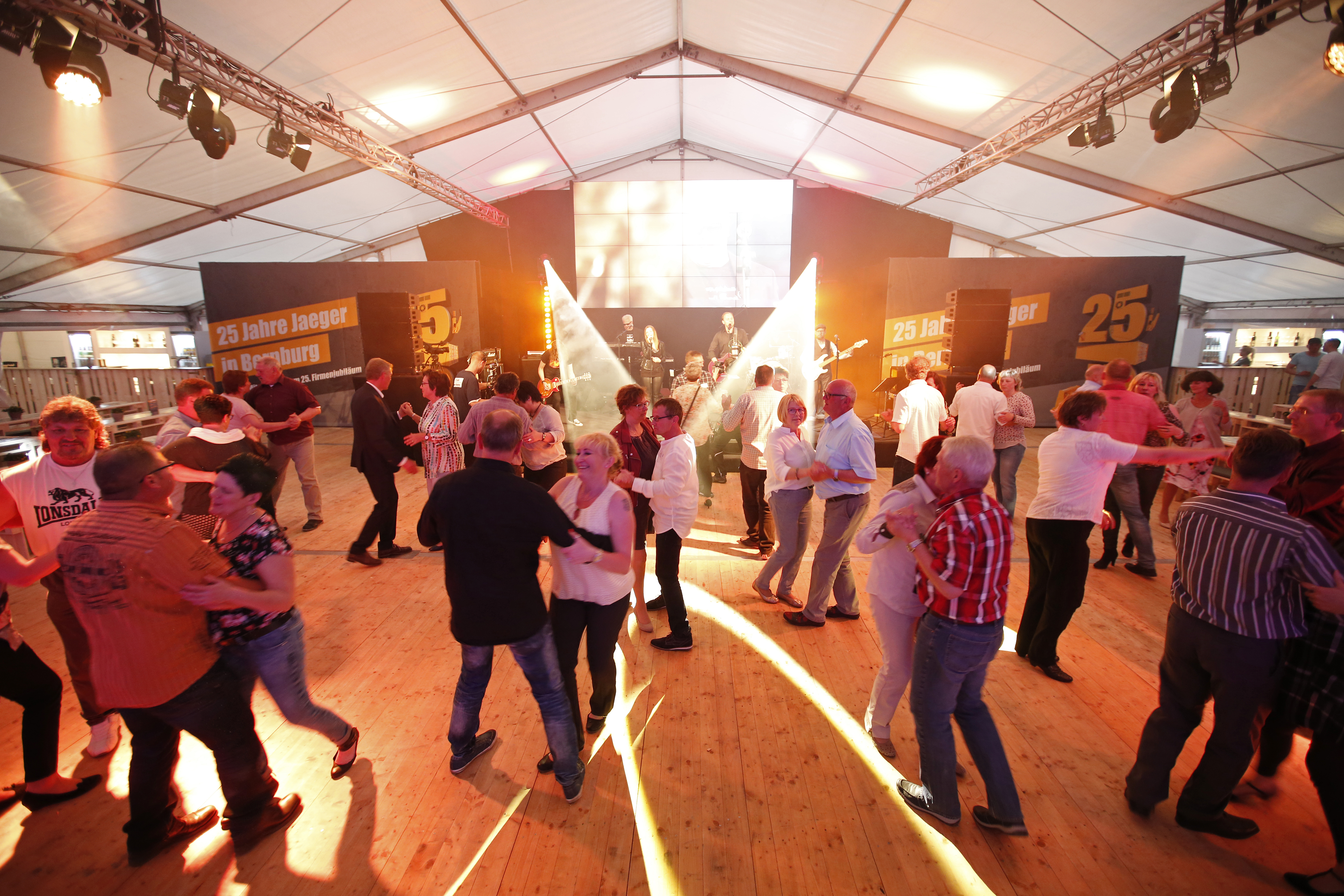 Ausgelassene Stimmung am Abend nach erfolgreicher Teamaktion mit Live Band und DJ im Festzelt.