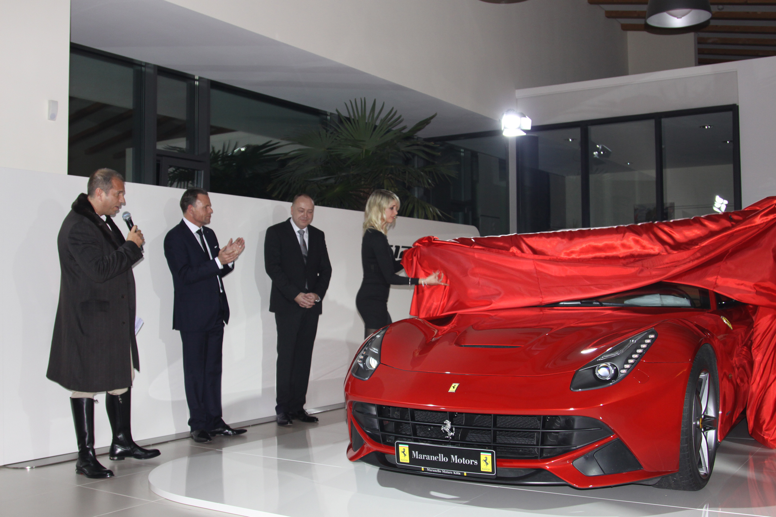 occ_2018_case_ferrari_f12_roadshow_1