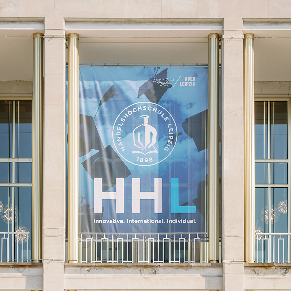 Mittleres Portikusbanner der HHL an der Außenfassade der Oper Leipzig angebracht.