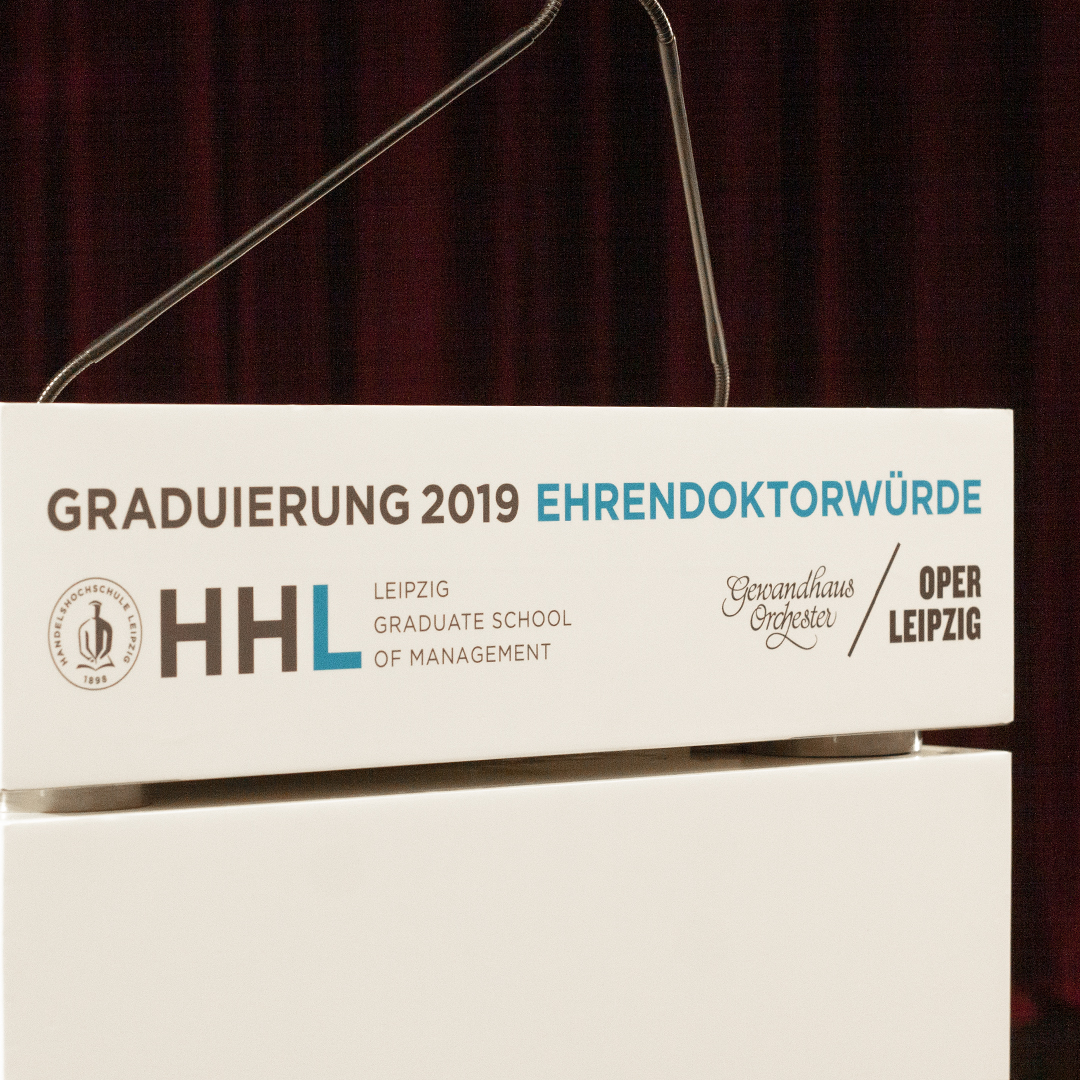 Das Rednerpult in Nahaufnahme zeigt das Logo der HHL, sowie des Gewandhausorchesters und der Oper Leipzig.