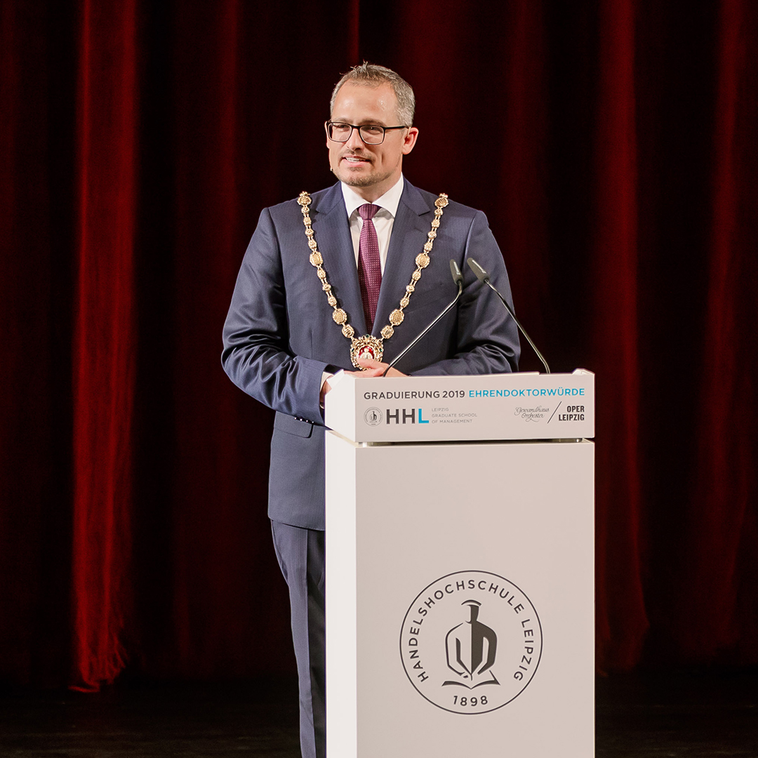 Rektor Prof. Stephan Stubner blickt stolz und glücklich in die Menge der Absolventen.