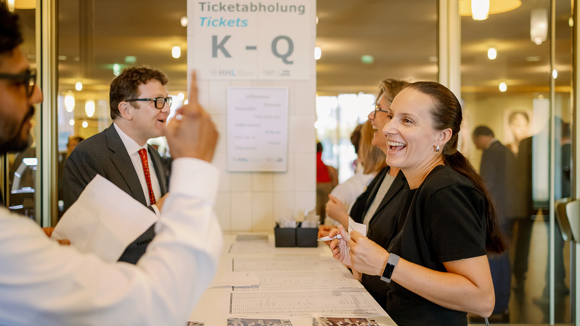 Im Empfangsbereich der Oper Leipzig werden die Gäste freundlich begrüßt.