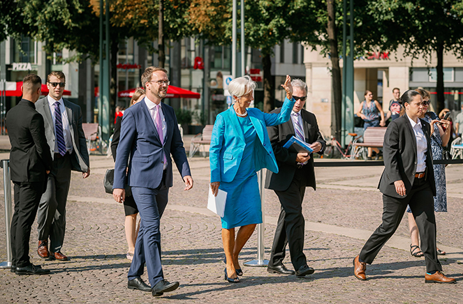 Die Präsidentin der Europäischen Zentralbank Christine Lagarde auf dem Weg zur Festveranstaltung.