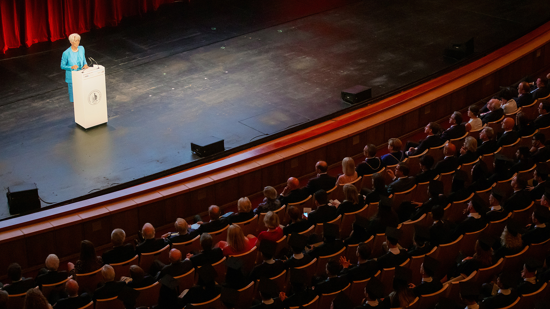 Die Präsidentin der EZB Christine Lagarde am Rednerpult in der Oper Leipzig.
