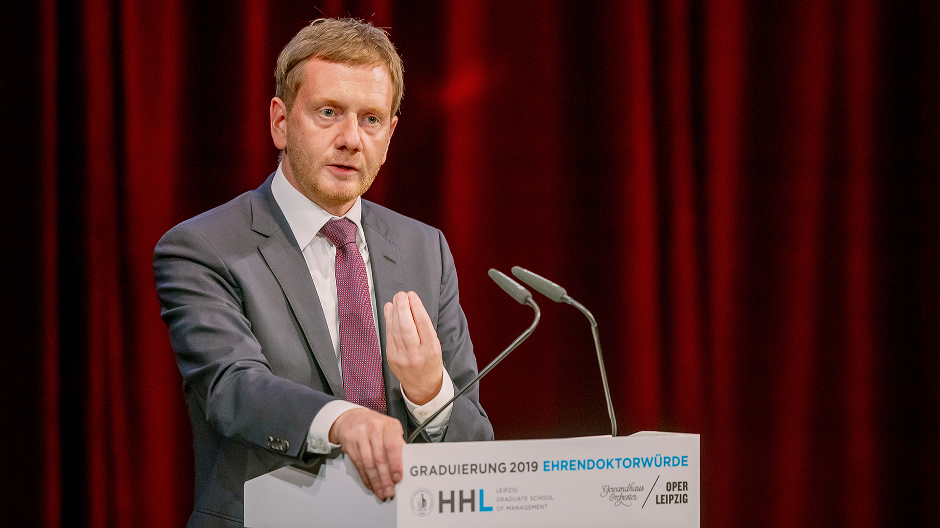 Der Ministerpräsident des Freistaates Sachsens, Michael Kretschmer, spricht zu den Absolventer der HHL.