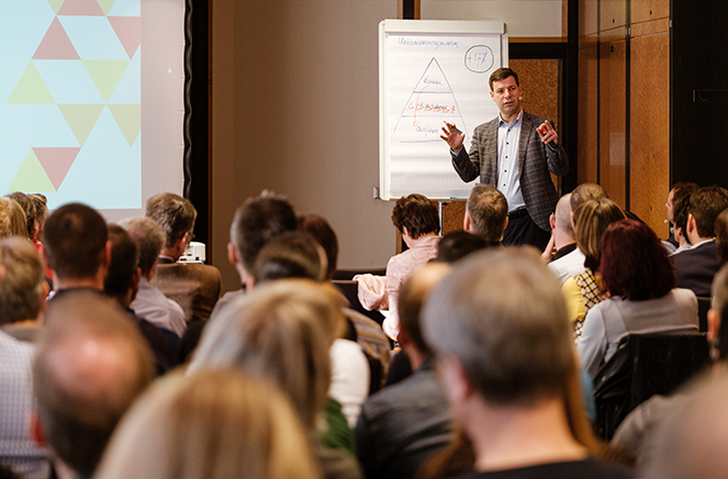 Prof Hackl, Direktor des Forschungsinstituts Management Analytics, erklärt den strategischen Führungskräften, wie die Entwicklung neuer Geschäfts- und Managementmodelle die SWH Gruppe erfolgreicher machen kann.