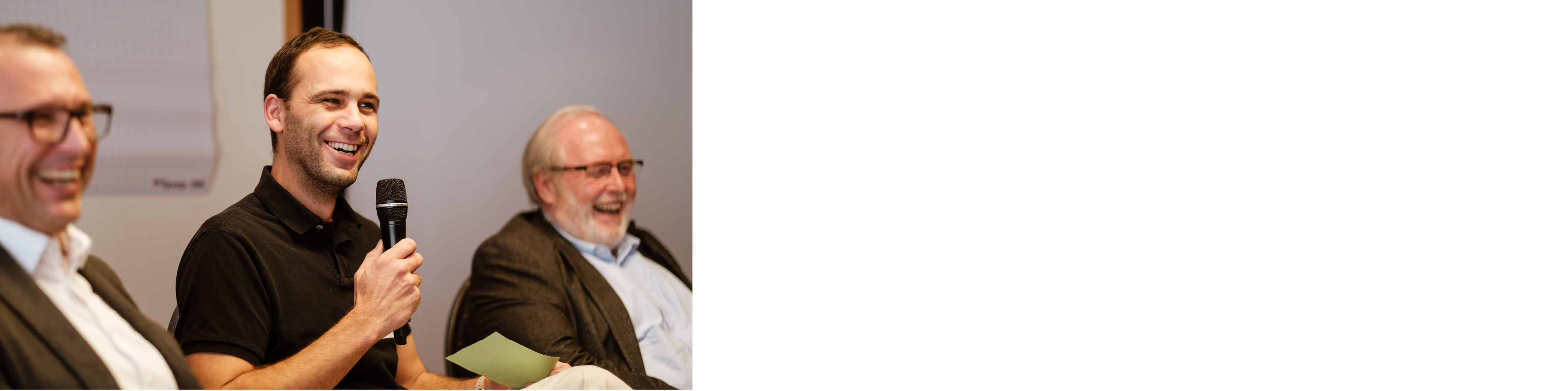 Während einer Fishbowl-Diskussion nimmt ein Teilnehmer vorübergehend im inneren Kreis der Geschäftsführer Platz und erhält Redezeit am Mikrofon.