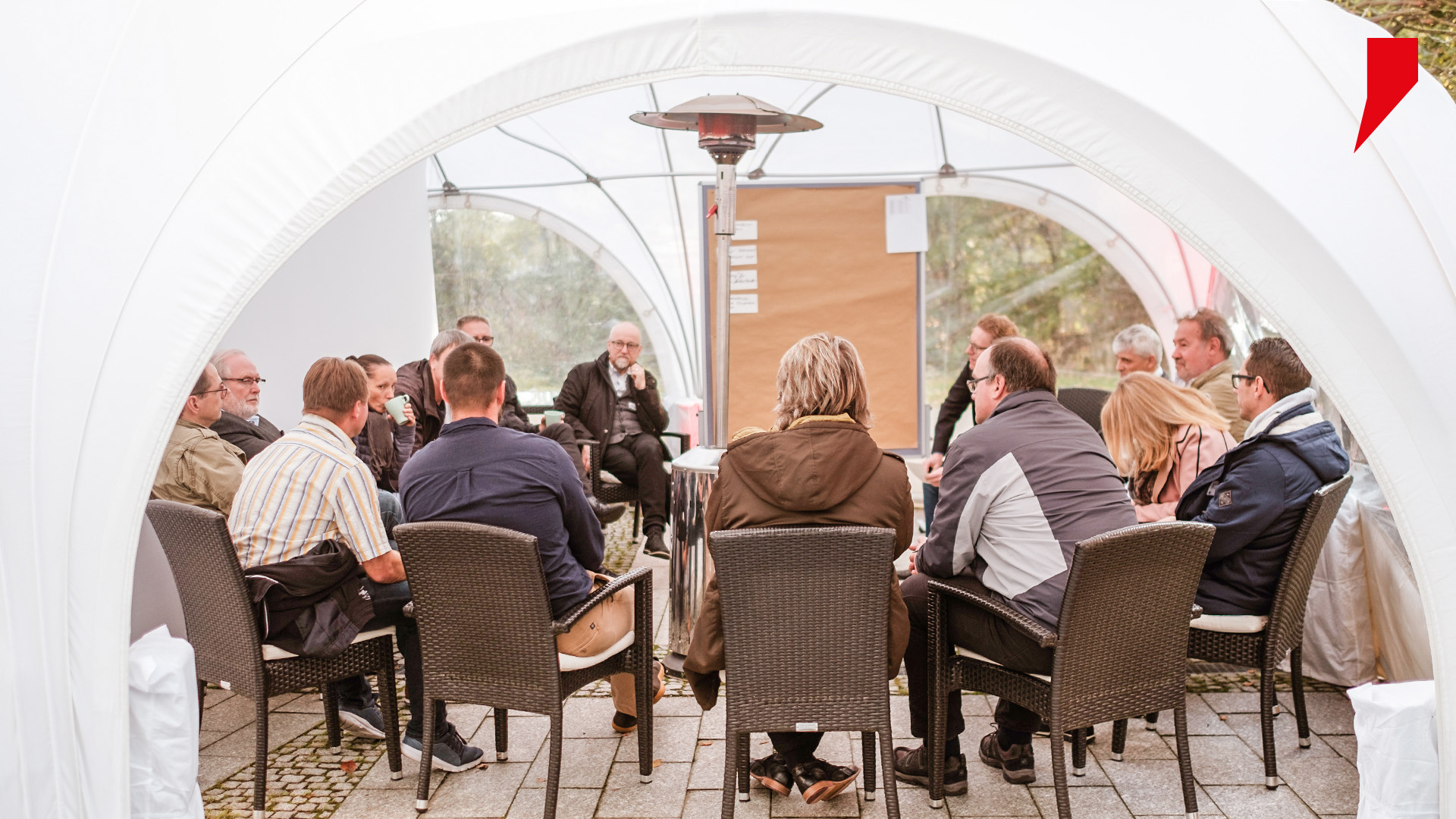 Blick in eine Workshoprunde einer Kleingruppe mit Führungskräften aus verschiedenen Konzerntöchtern der SWH. Die Ergebnisse werden später im Plenum vorgestellt und diskutiert.