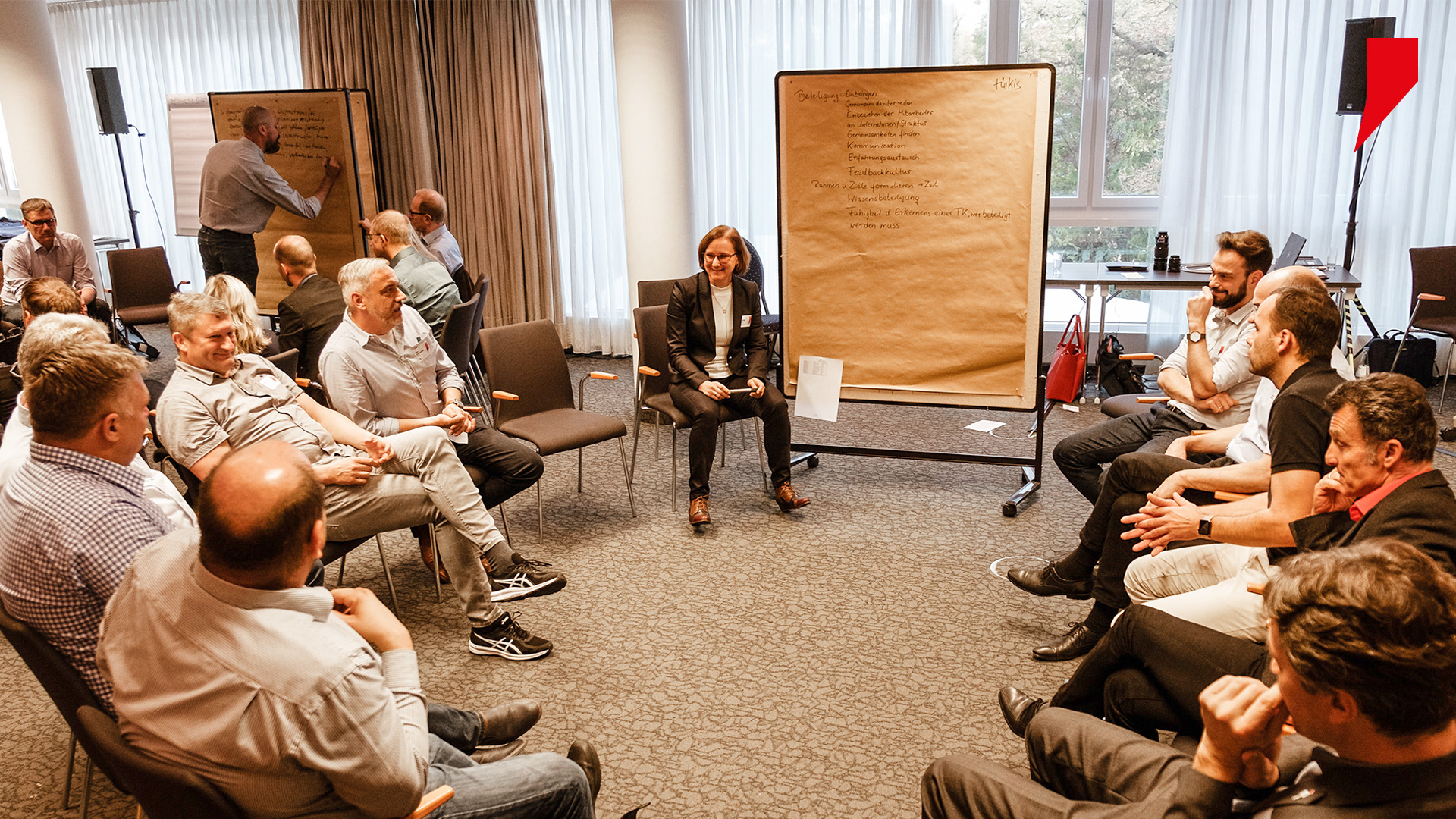 Blick in eine Workshoprunde einer Kleingruppe mit Führungskräften aus verschiedenen Konzerntöchtern der SWH. Die Ergebnisse werden später im Plenum vorgestellt und diskutiert.