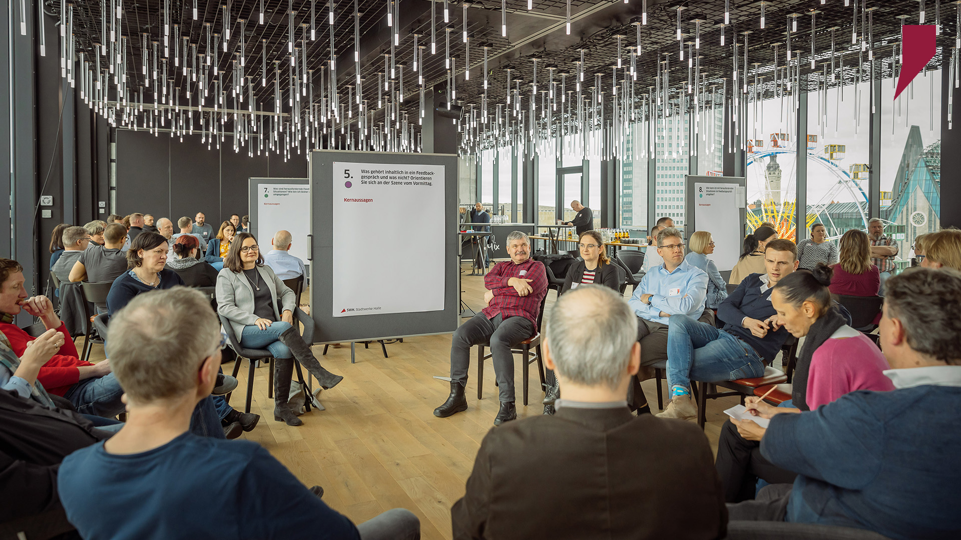 Pro Gruppe werden auf einem Flip Chart die drei Kernaussagen des Strategie-Workshops festgehalten und anschließend im Plenum diskutiert.