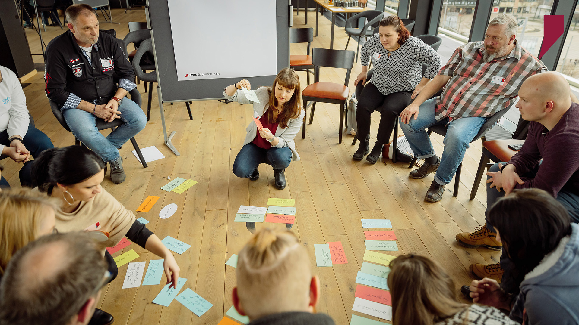 Blick in eine Workshoprunde einer Kleingruppe mit Führungskräften aus verschiedenen Konzerntöchtern der SWH. Die Ergebnisse werden später im Plenum vorgestellt und diskutiert.