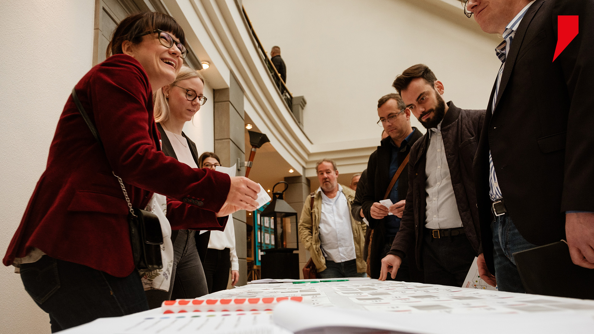 Die strategischen Führungskräfte konnten sich im Foyer des Seminaris Hotels akkreditieren und wurden dabei vom OCCASEO Team begrüßt.