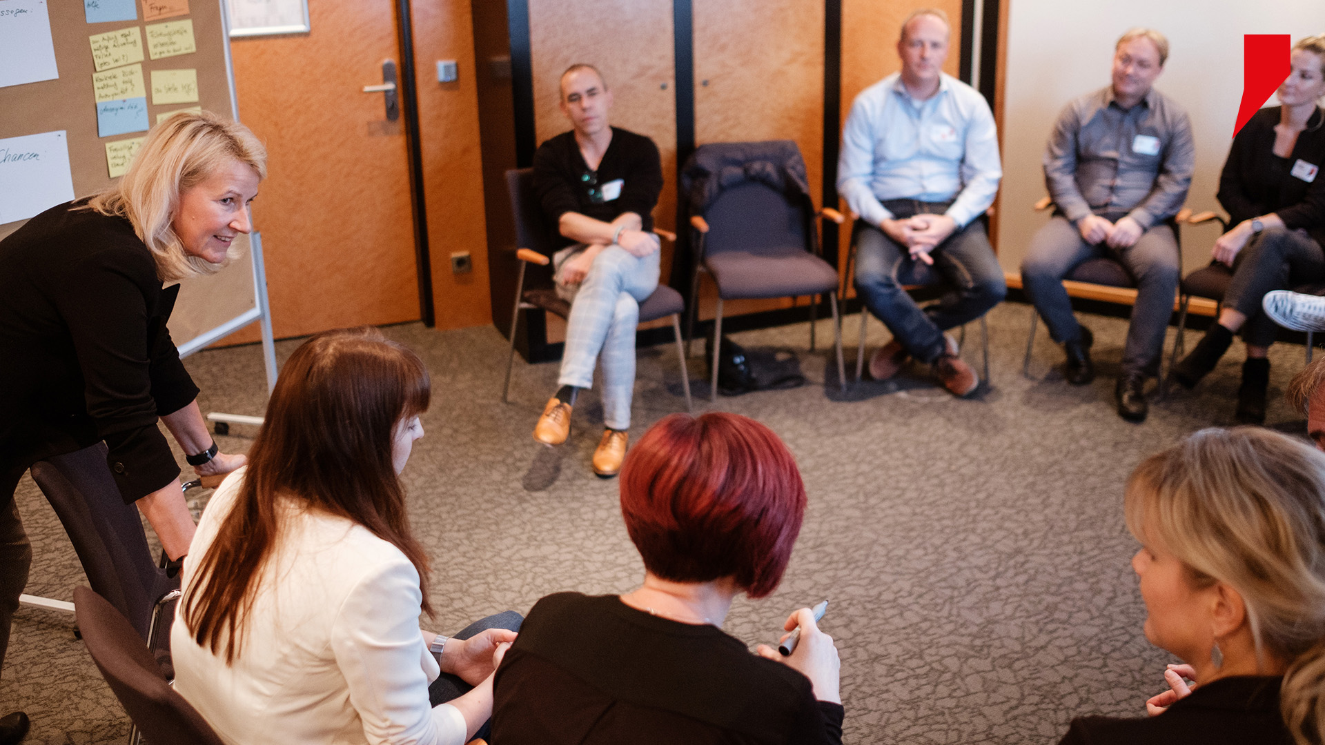 Blick in eine Workshoprunde einer Kleingruppe mit Führungskräften aus verschiedenen Konzerntöchtern der SWH. Die Ergebnisse werden später im Plenum vorgestellt und diskutiert.