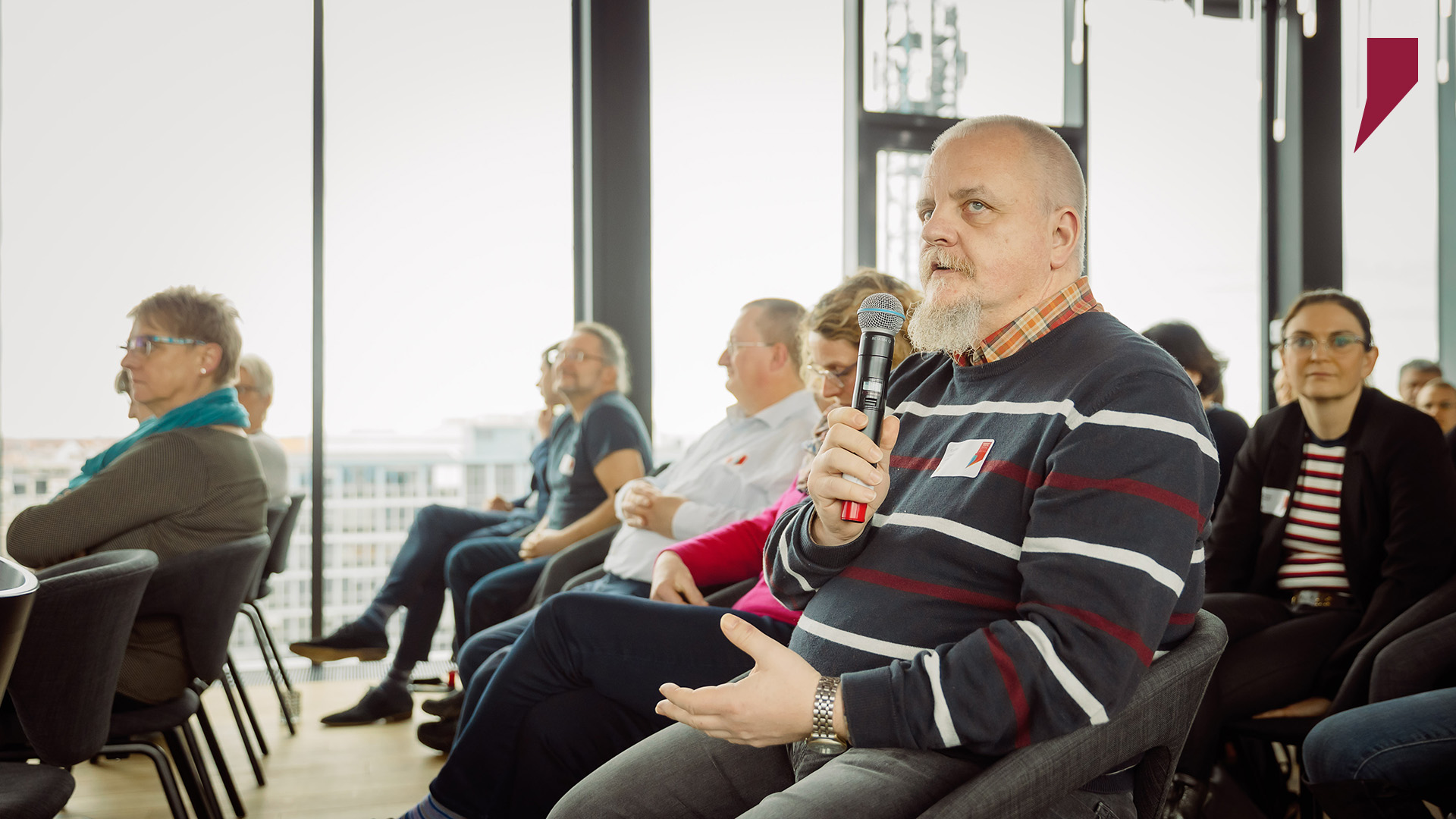Richtig Feedbacken will gelernt sein. Im Rahmen eines Business-Theaters werden verschiedene Möglichkeiten vorgestellt, bewertet bzw. kommentieren.