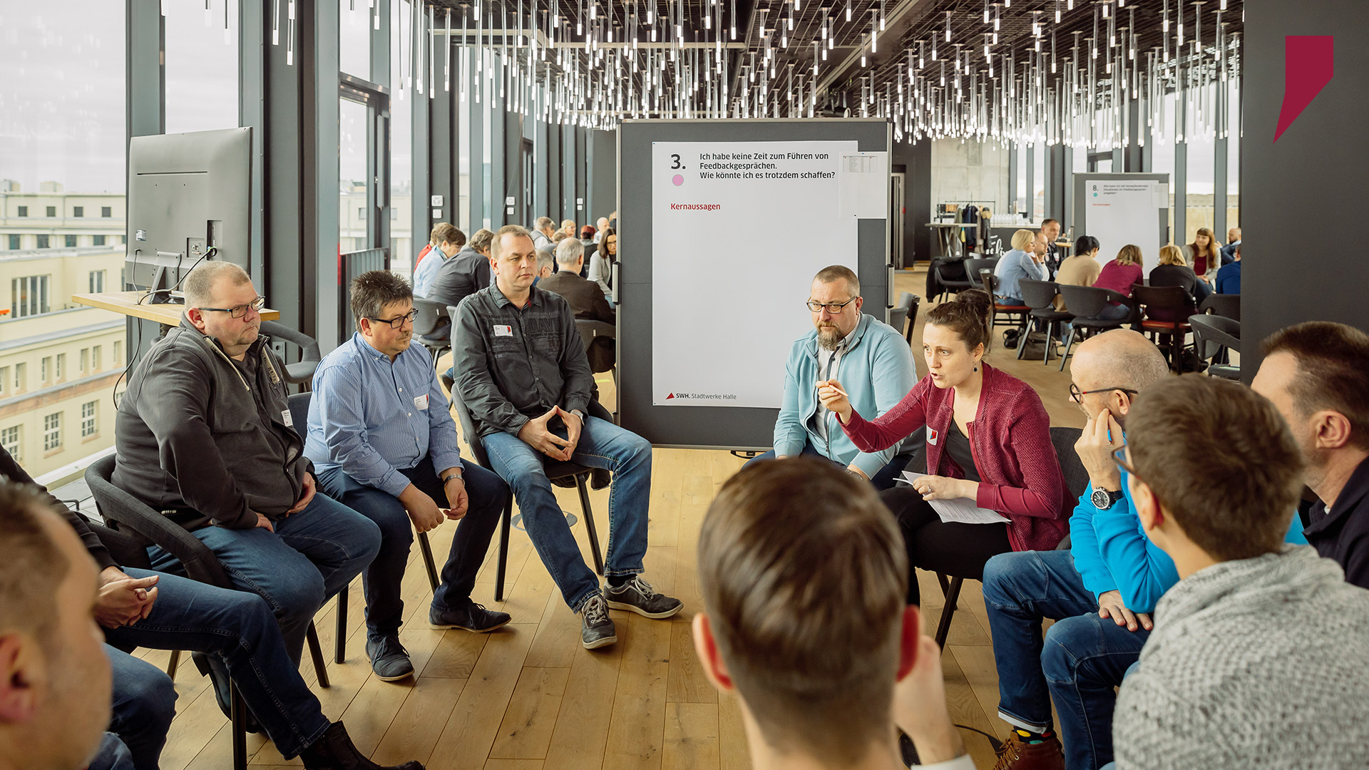 In Workshopgruppen wird je ein Thema diskutiert. Dabei kommen stets Führungskräfte aus den verschiedenen Bereichen und Abteilungen zusammen und tauschen so ihre Erfahrungen aus.